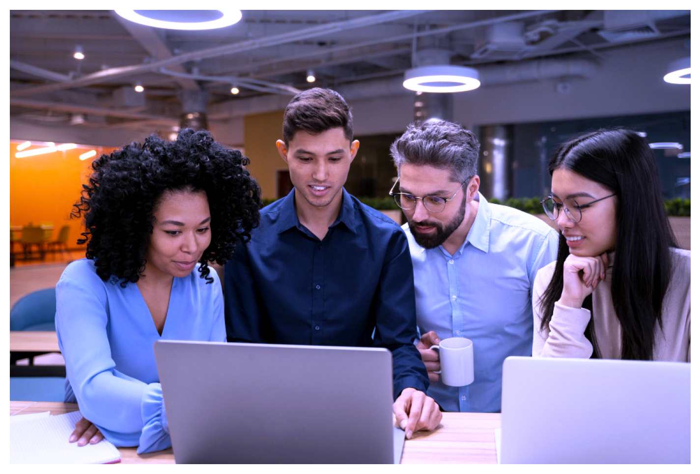 Equipe de consultoria em tecnologia analisa processo em escritório